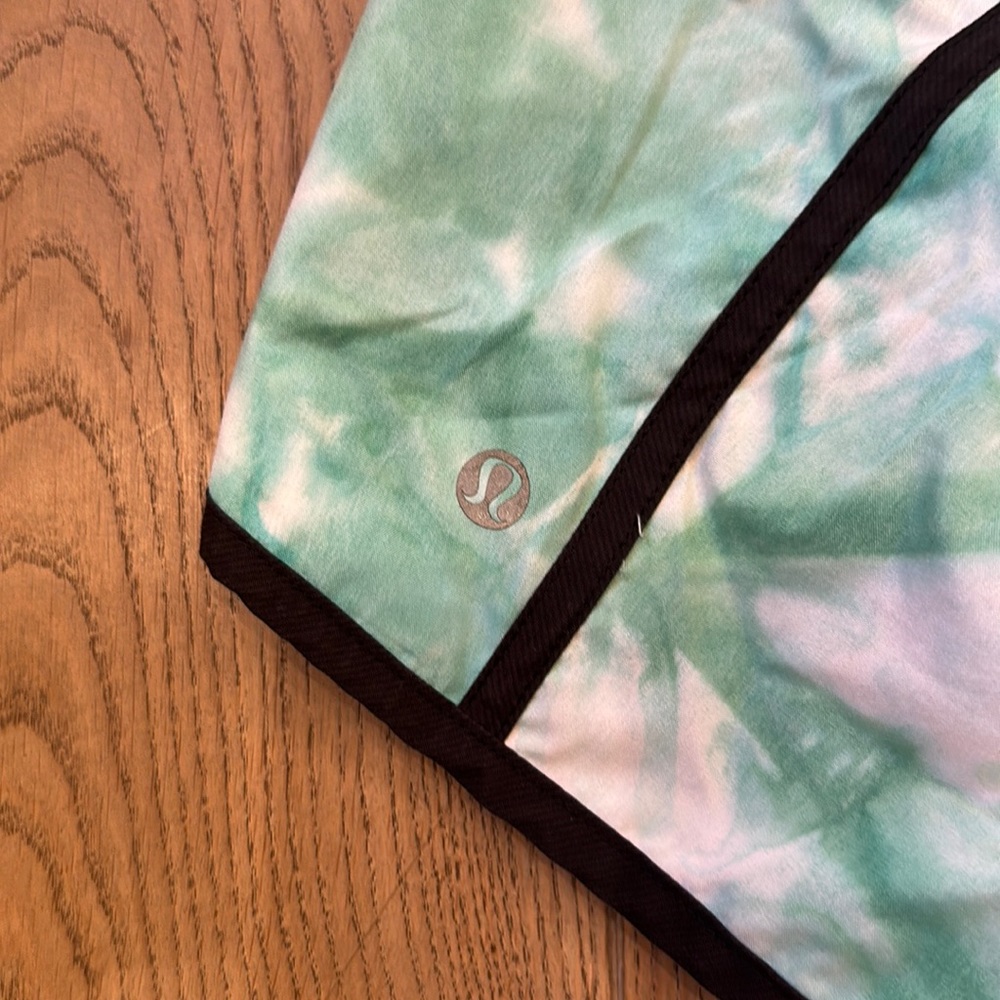 Lululemon Tracker Mid Rise Shorts - Picture 3 of 4